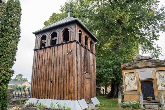 Drewniany kościół pw. św. Apostołów Szymona i Judy Tadeusza.