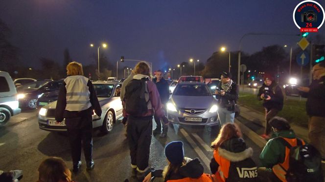 Aktywiści Ostatniego Pokolenia zablokowali Wisłostradę. Kierowcy nie wytrzymali