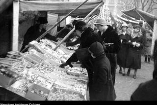 Przedświąteczny handel uliczny w Krakowie w latach 30.