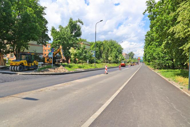 Trwa przemiana ul. Lutomierskiej. Drogowcy pracują przy nowej nawierzchni [ZDJĘCIA]