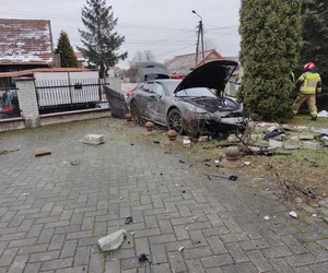 Ogrodzenie kościoła zdemolowane przez porsche panamera. Autem podróżowały dzieci