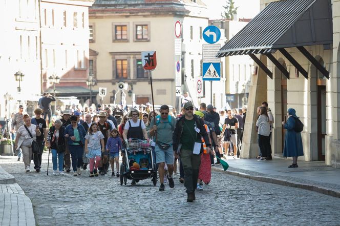 Uczestnicy 45. Warszawskiej Akademickiej Pieszej Pielgrzymki Metropolitalnej na Jasną Górę
