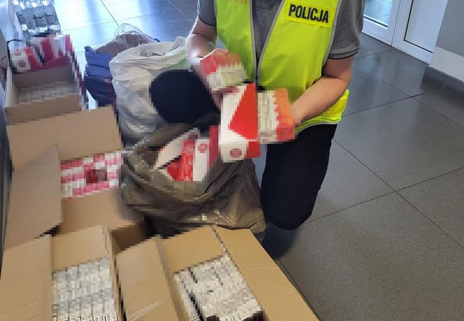 Skonfiskowane sztangi z nielegalnymi papierosami