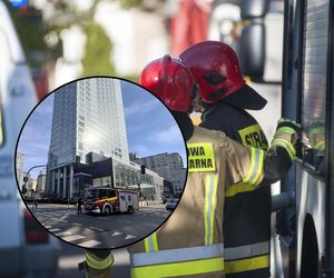 Szklany element elewacji hotelu runął na chodnik. Interwencja strażaków na Woli (5.03.2025)