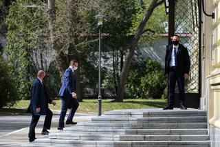 Premier Mateusz Morawiecki w maseczce ochronnej pod Kancelarią Premiera