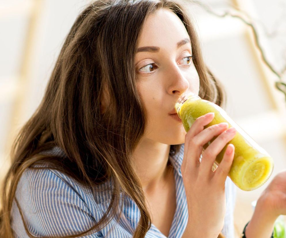 Nigdy nie pij tego o poranku! Gazy i wzdęcia zepsują ci cały dzień