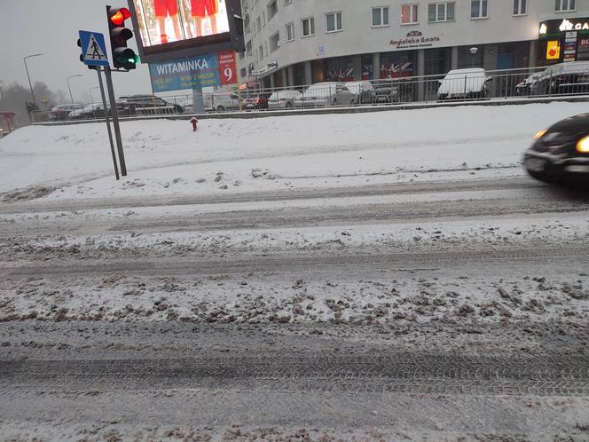 Atak zimy w Białymstoku. Fatalne warunki w mieście i Podlaskiem [ZDJĘCIA]