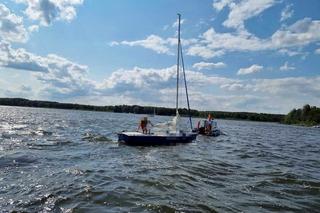 Dramatyczna akcja ratunkowa na Zalewie Sulejowskim. Jacht się przewrócił, wylądowali w wodzie