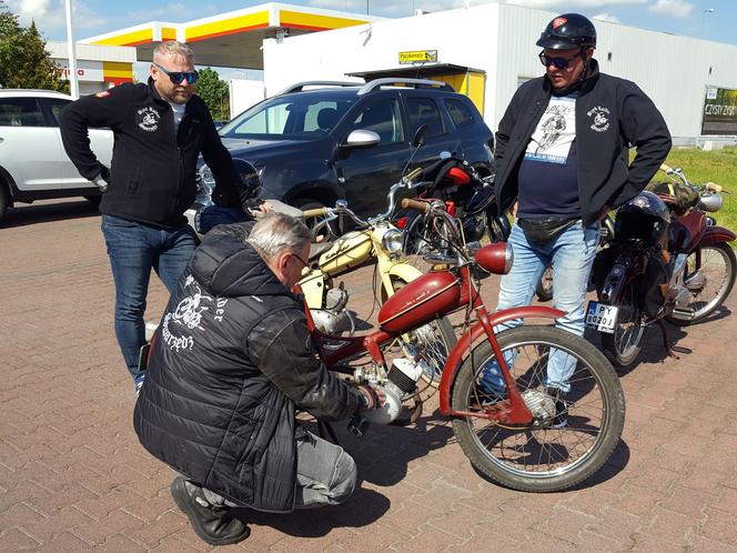 Fani starych polskich motorowerów z Bzyk Raider ze Swarzędza zrobili sobie postój w Lesznie