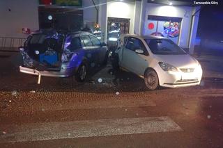 Jechał traktorem z bronami. Zniszczył kompletnie dwa auta i odjechał z synem