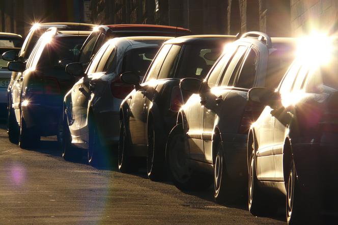 Łódź: Pijany 26-latek niszczył auta jak leci. W BIAŁY DZIEŃ!