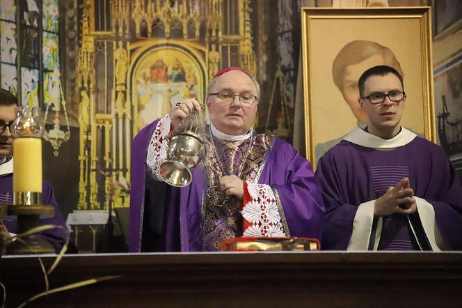 Bp Janusz Mastalski podczas liturgii stacyjnej o wierze, która domaga się miłości, nawrócenia i pokory