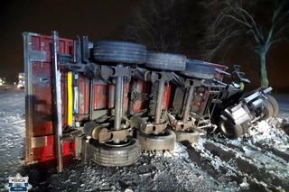 Wjechał busem prosto pod ciężarówkę. Przód auta kompletnie rozerwało. 75-latek zginął na miejscu