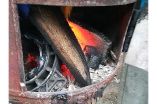 Piec koza w roli spalarni! Nielegalne odpady na złomowisku wykryte przez Ekopatrol