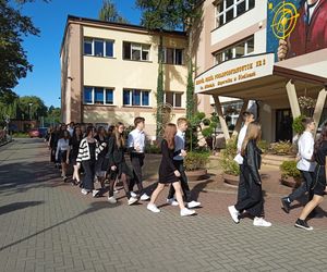 100 par zatańczyło poloneza na 100-lecie siedleckiego Ekonomika
