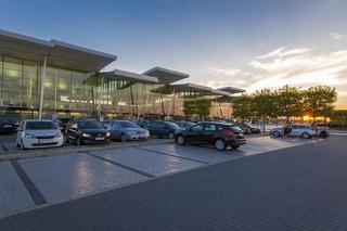 Nowy parking przy wrocławskim lotnisku. 350 miejsc postojowych bliżej hali odlotów [MAPA, CENNIK]