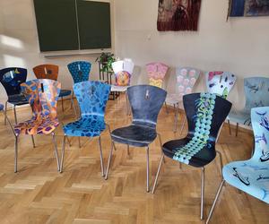 Piękna akcja uczniów z bielskiego liceum. Przygotowali stylizowane krzesła dla WOŚP-u
