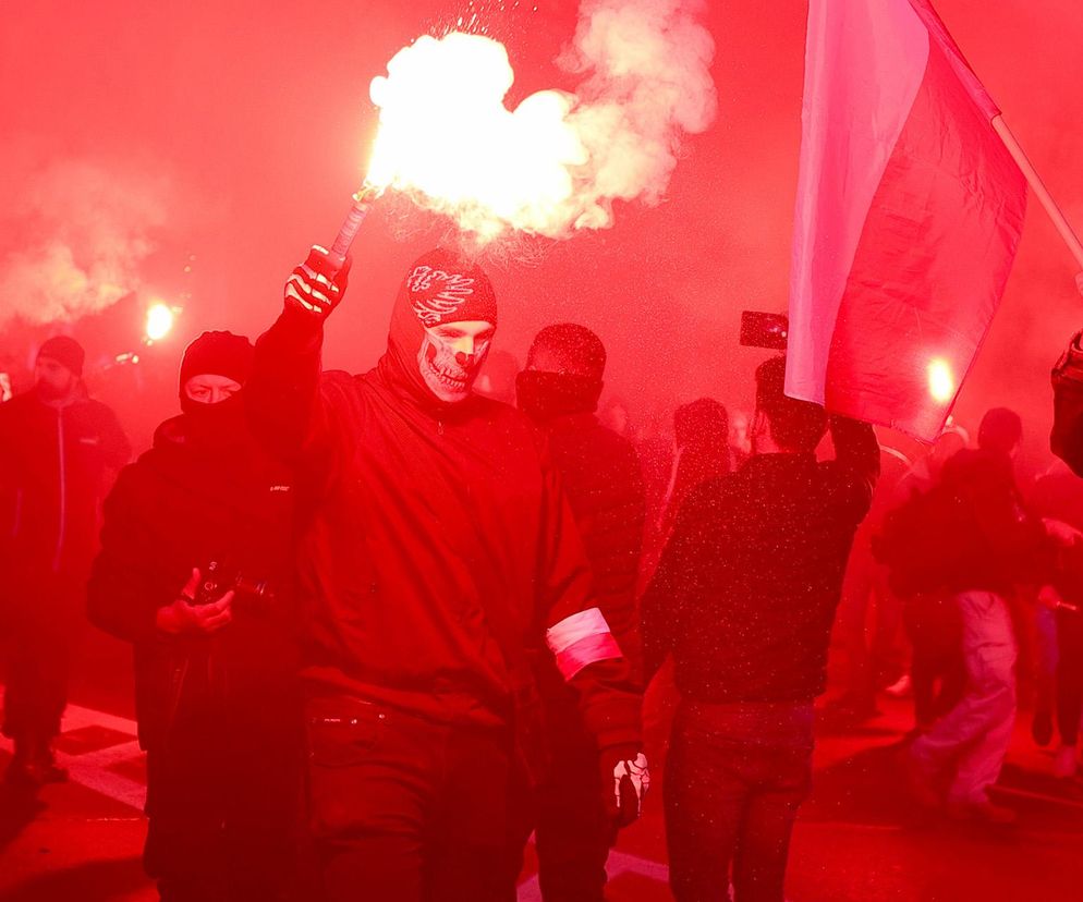 Narodowcy oburzeni. Wprowadzili zakaz posiadania rac. „Bez rac nie ma marszu”