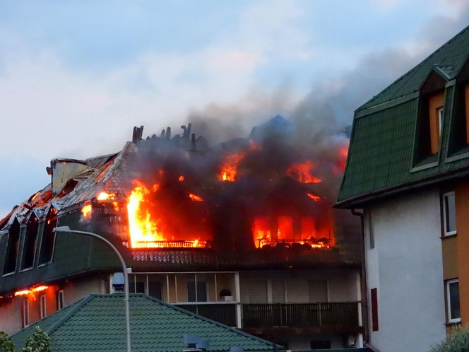 Pożar bloku w Ząbkach. Przerażające zdjęcia z miejsca tragedii