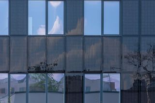 Szkoła przy skrzyżowaniu ul. Silnikowej i Hennela w Warszawie z fotowoltaiką na elewacji