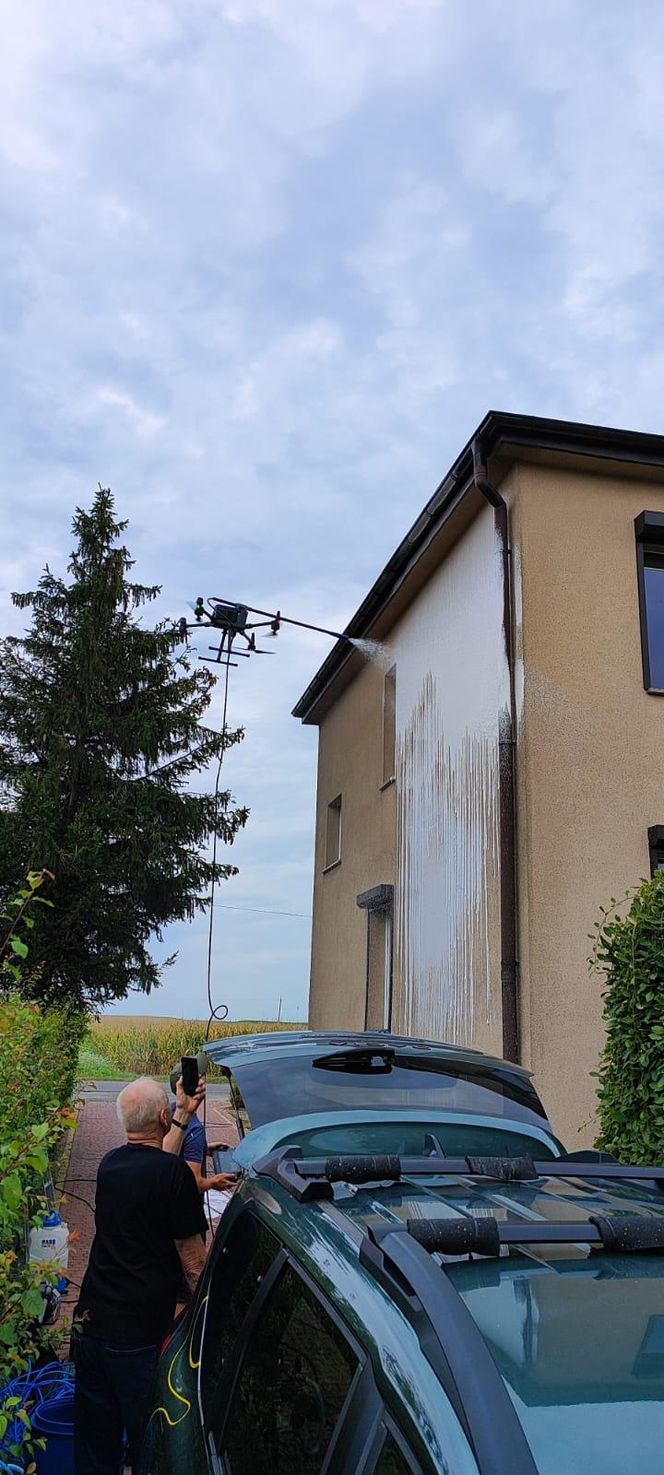 Czyszczenie elewacji i dachu z drona