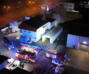 Pożar w Jankach. Palił się sklep meblowy.