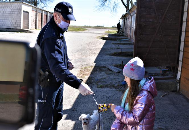 Dzielnicowy rozdawał mieszkańcom Lipska maseczki