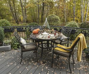 Jak udekorować balkon i taras późną jesienią? 31 pomysłów na wyjątkowe miejsce relaksu – sprawdzone rady, inspirujące zdjęcia