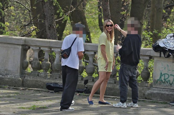 Małgorzata Socha przebiera się w parku