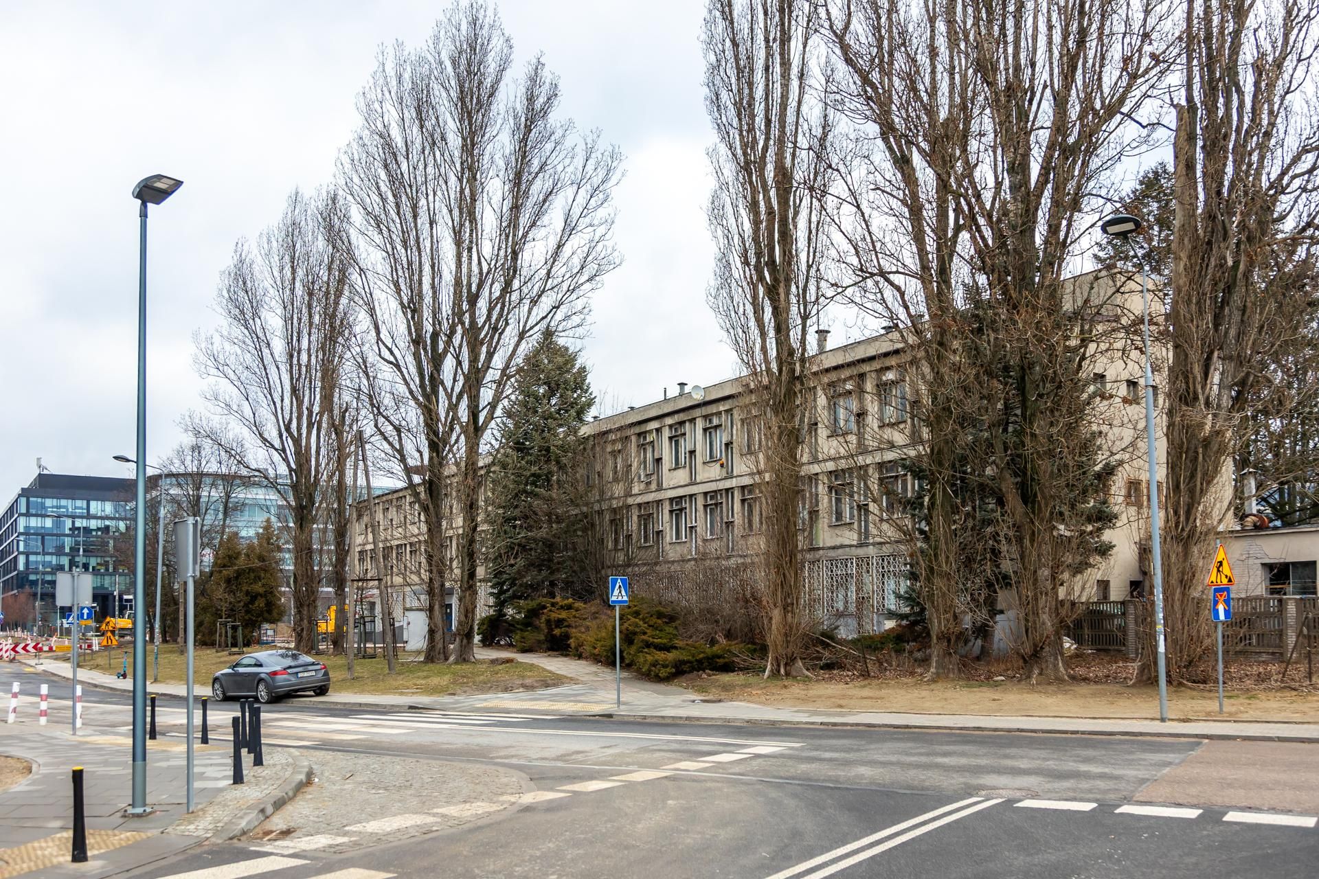 Zabytkowa hala na Suwak 4 w Warszawie