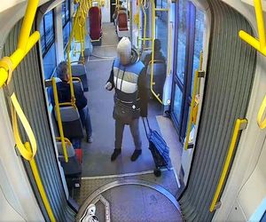 Szokujące sceny z tramwaju w Warszawie. Opublikowano właśnie nagranie. „Trzymaj się mocno”