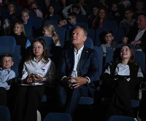 Premier Donald Tusk wśród gości zgromadzonych w Centrum Nauki Kopernik w Warszawie oglądał start misji Axiom-4 z polskim astronautą Sławoszem Uznańskim-Wiśniewskim