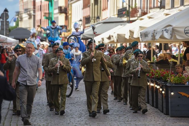 Kolorowa parada na otwarcie Dni Torunia. Przeszła przez serce toruńskiej starówki