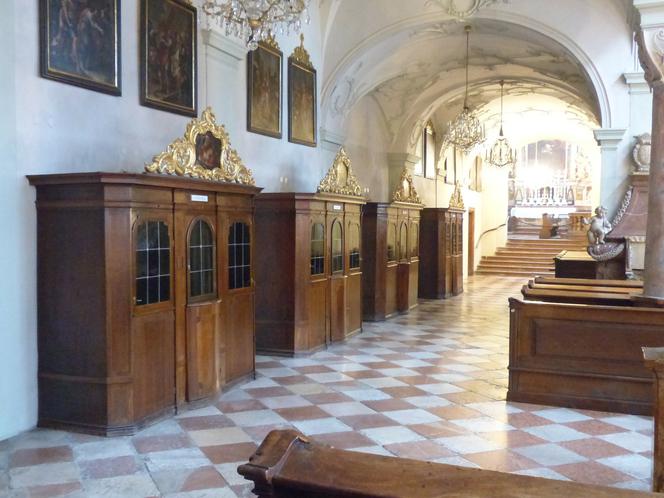Koronawirus: Katedra Rzeszowska zachęca do spowiedzi. Konfesjonały zabezpiecza folią