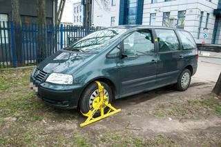 Parkujesz na trawniku – licz się z bardziej dotkliwą karą 