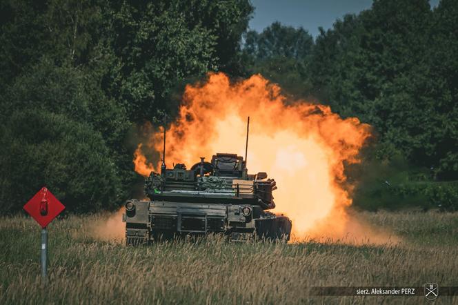 Czołgi Abrams strzelają na poligonie