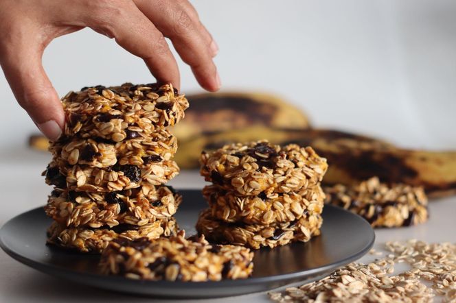 Ciasteczka owsiane bez cukru – słodka przekąska gotowa w kilka minut!