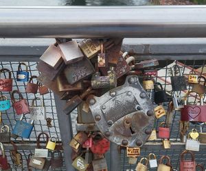Miłość na kłódkę. Tu zakochani zostawiają symbol swoich uczuć! [ZDJĘCIA, WIDEO]