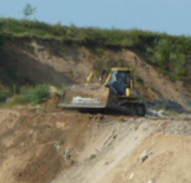 śmieci na terenie wyrobiska w Olszewicach