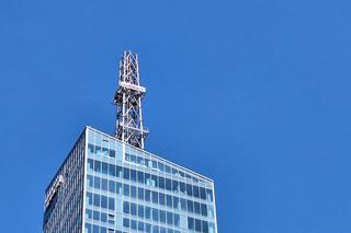 Montaż iglicy na Olszynki Park z użyciem helikoptera