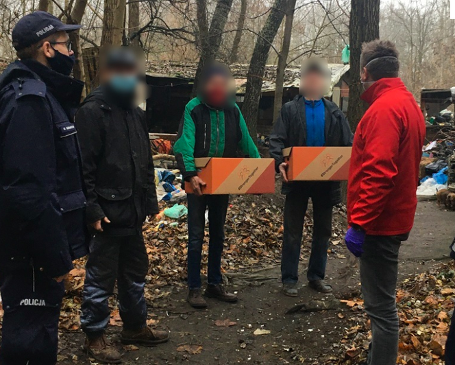 Policjanci wręczali bezdomnym paczki z ubraniami