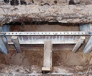 Podbijanie fundamentów 4. Wierzch deskowania wykonano na poziomie 40 cm powyżej dna wykopu, od góry zostawiając pustą przestrzeń wysokości 10 cm. To samo zrobiono w pozostałych wybranych odcinkach.
