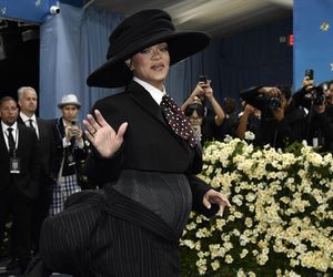 Rihanna ogłosiła ciążę na Met Gali 2025. Okrągły brzuszek wcisnęła w gorset!