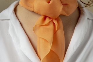 Eleganckie kobiety tak wiążą apaszkę na wiosnę. Sposób na wiązanie chusty niczym stewardessa dubajsi linii lotniczych. Myk dla eleganckich kobiet 