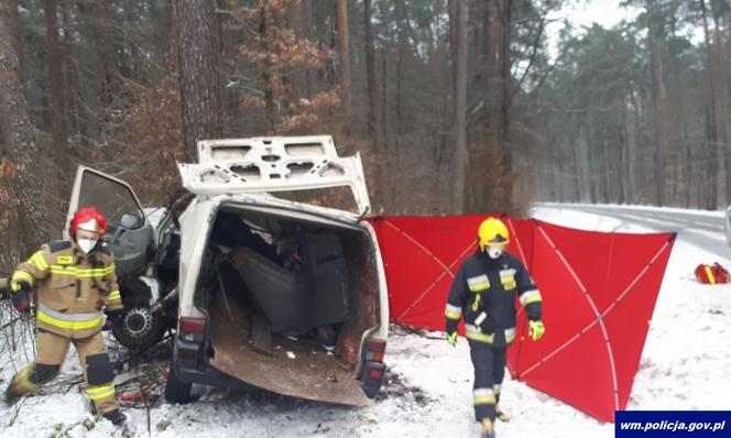 Śmiertelny wypadek w Lidzbarku. Bus uderzył w drzewo. Nie żyje młoda kobieta