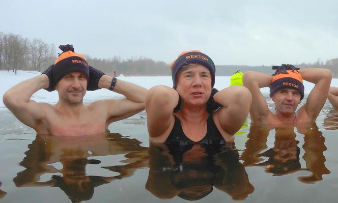 Niedzielna kąpiel w zimowym anturażu. Klub Morsów WEKTOR Starachowice