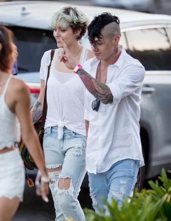 Paris Jackson w kolczykach z liściem marihuany