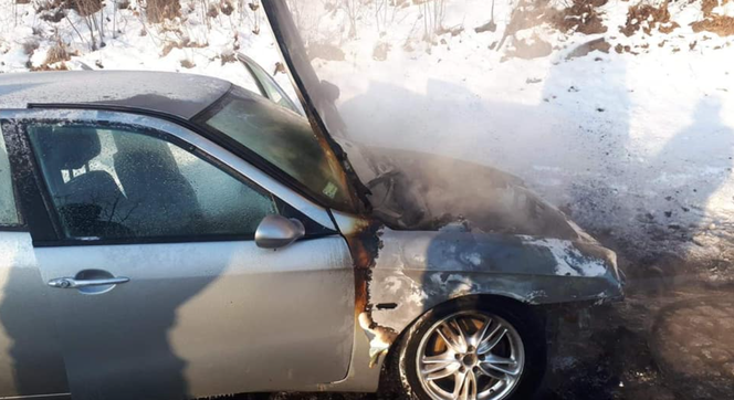 Okolice Nowego Sącza: AUTO PŁONĘŁO na drodze, a DZIECI siedziały w środku! 