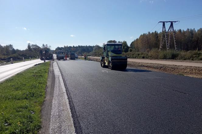 Pierwsze odcinki próbne warstw nawierzchni na zachodniej jezdni obwodnicy Morawicy