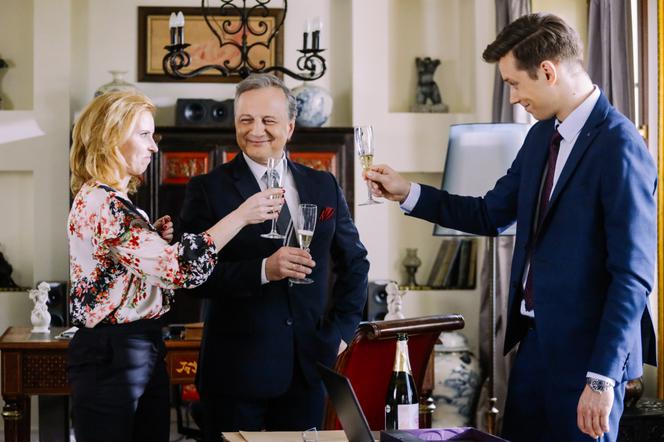 Na Wspólnej odc. 3322 - opis, streszczenie: Szantażowana przez kochanka Zakościelna prosi pasierba o pożyczkę